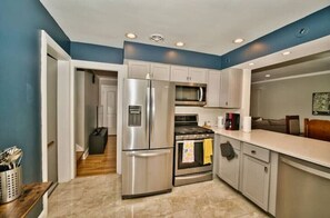 Fridge, microwave, oven, stovetop - Cozy, sun drenched, spacious, perfect location! (Skokie)