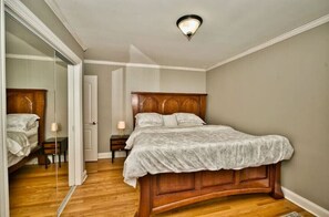 3 多间卧室、客房内保险箱、办公桌、熨斗/熨衣板