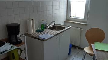 Kühlschrank, Ofen, Wasserkocher mit Kaffee-/Teezubehör, Wasserkocher