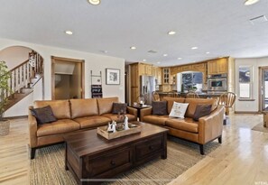 Smart TV, chimenea, futbolito y libros 