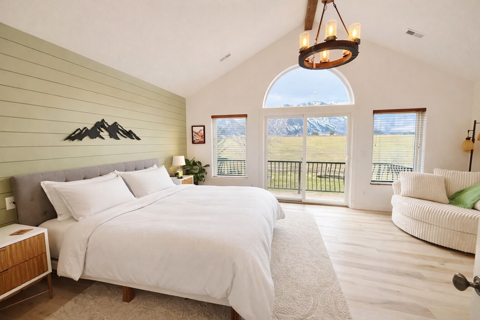 5 bedrooms, desk, iron/ironing board, travel cot