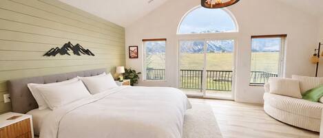 5 bedrooms, desk, iron/ironing board, travel cot