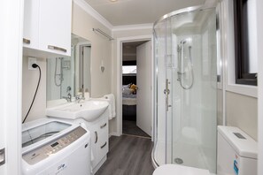 Douche, sèche-cheveux, serviettes fournies, savon