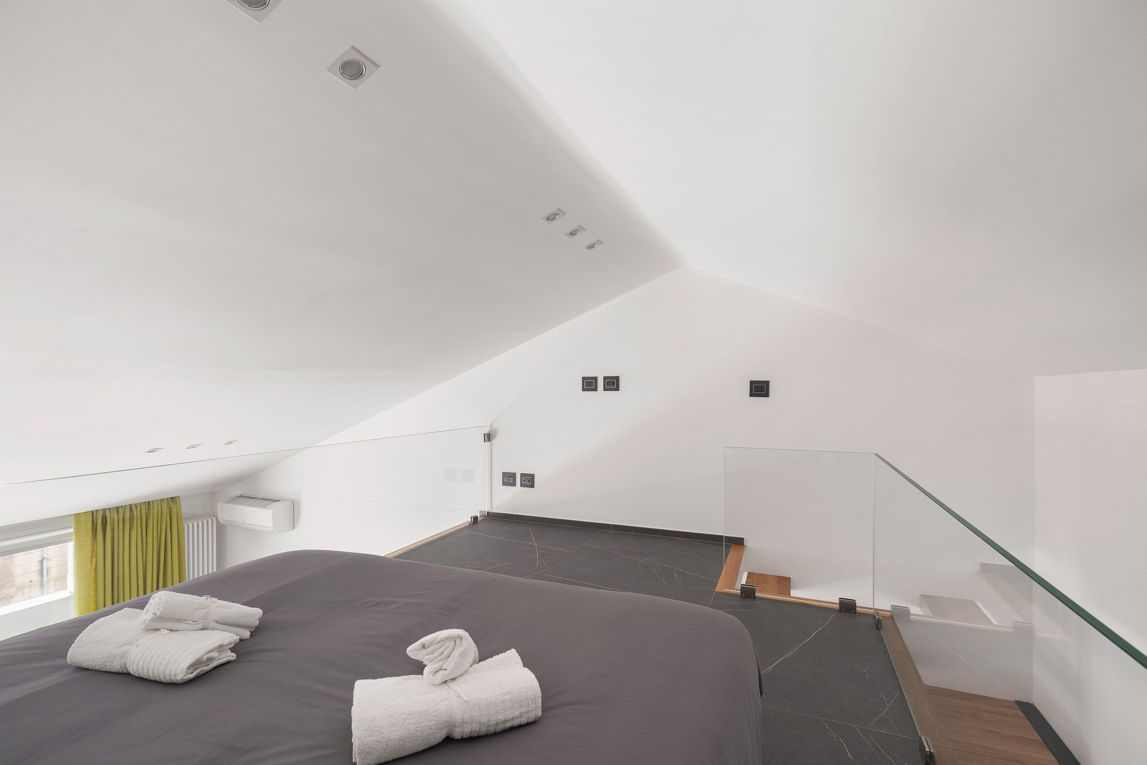 2 Schlafzimmer, Schreibtisch, schallisolierte Zimmer