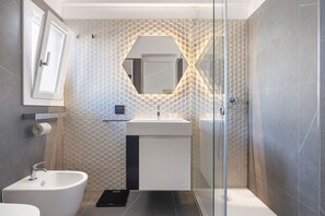 Bruser, gratis toiletartikler, hårtørrer, bidet
