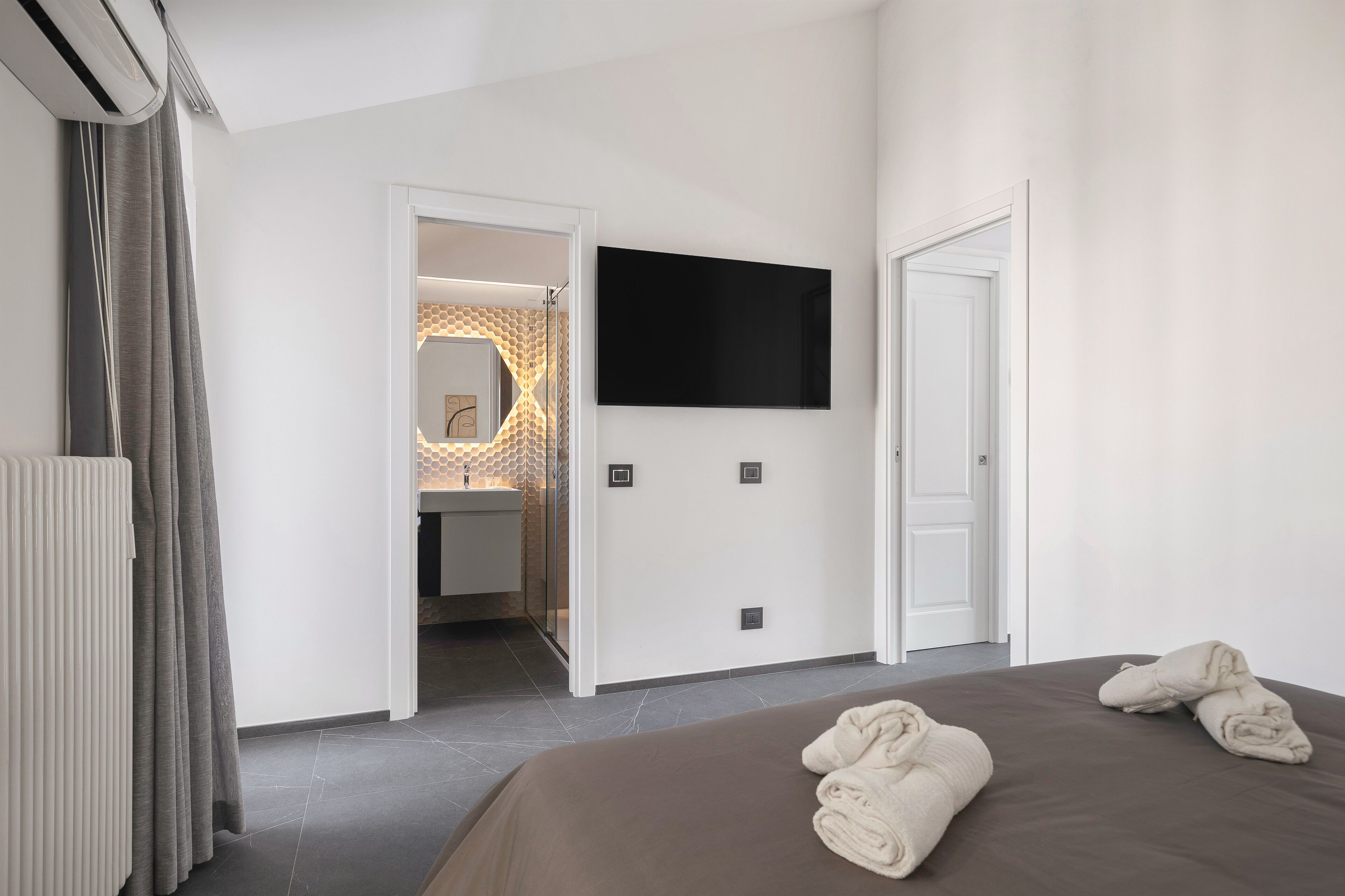 2 camere, una scrivania, insonorizzazione, ferro/asse da stiro