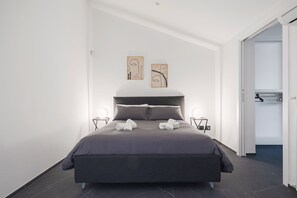 2 makuuhuonetta, työpöytä, äänieristys, silitysrauta/-lauta