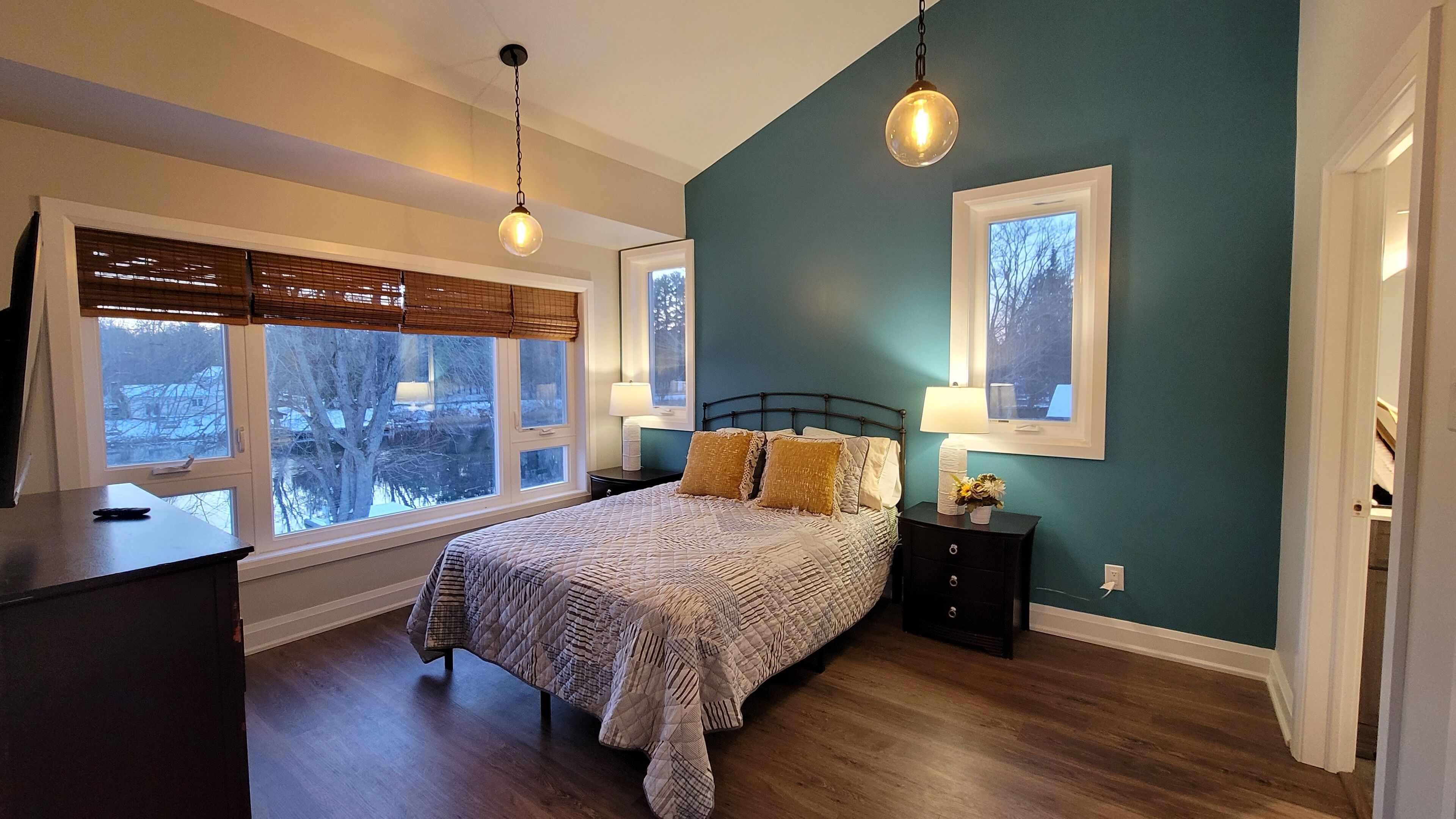 Lovely Newly Built Cottage by the Water