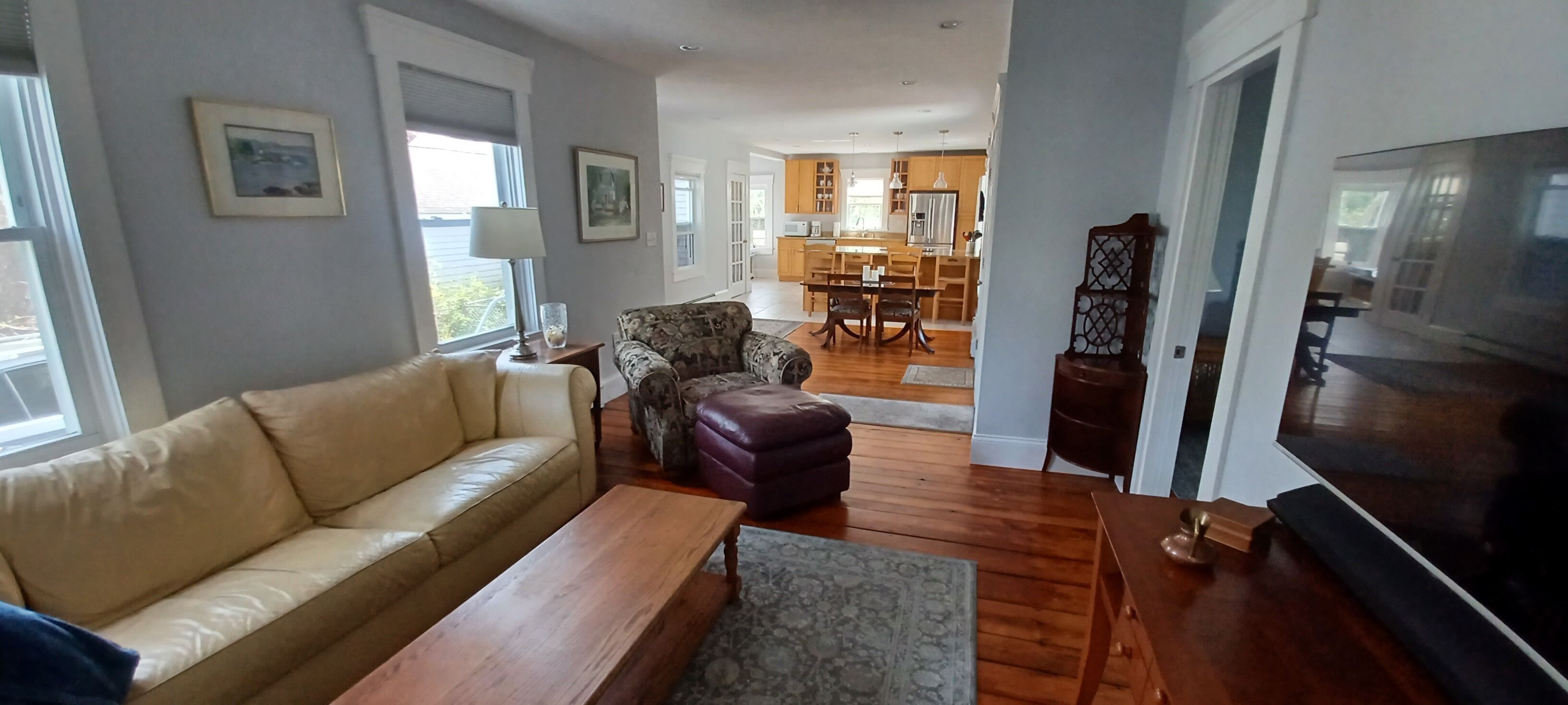 Bright and airy two bedroom apt in downtown Bristol steps from the parade route.