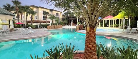 Alberca al aire libre y alberca climatizada