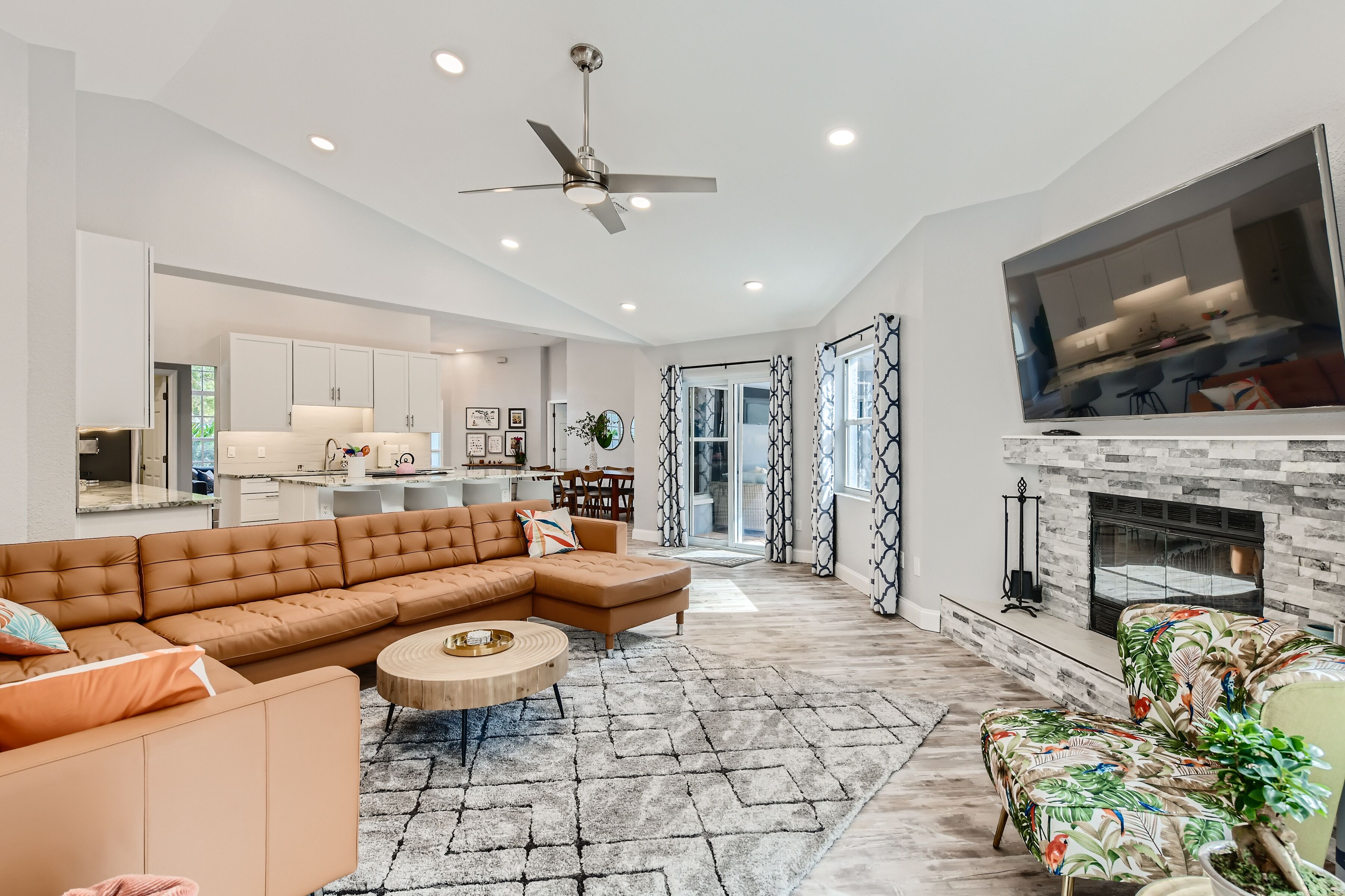 Vibrant Mid-Modern Pool Home. Centrally located near Madeira Beach and DTSP