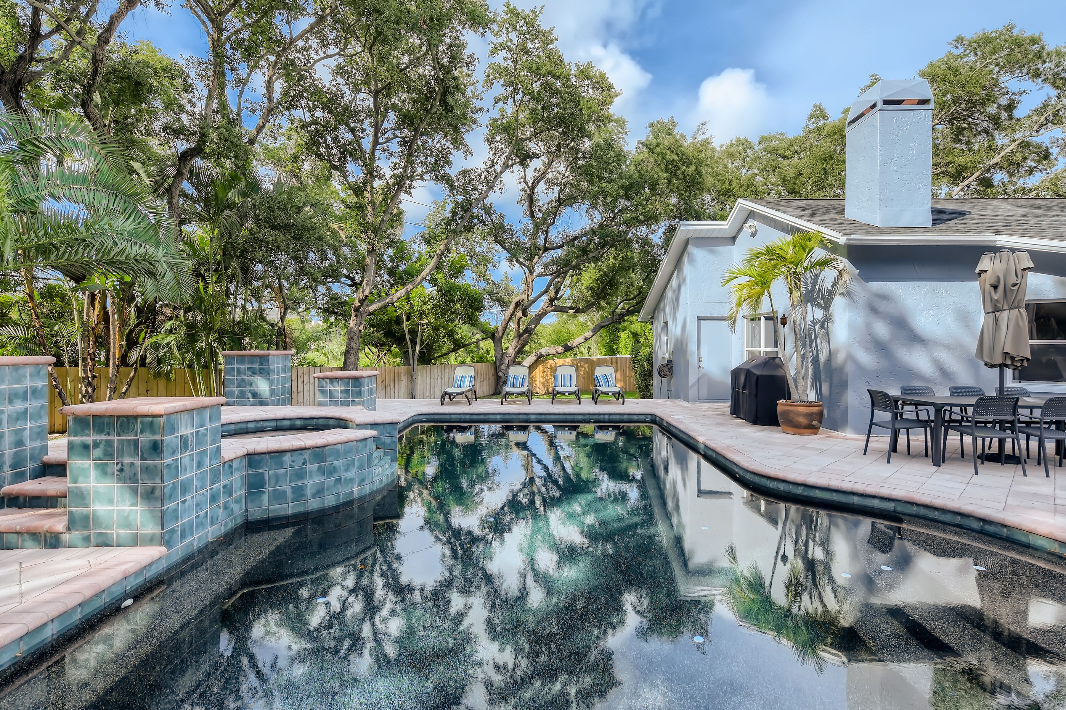 Vibrant Mid-Modern Pool Home. Centrally located near Madeira Beach and DTSP
