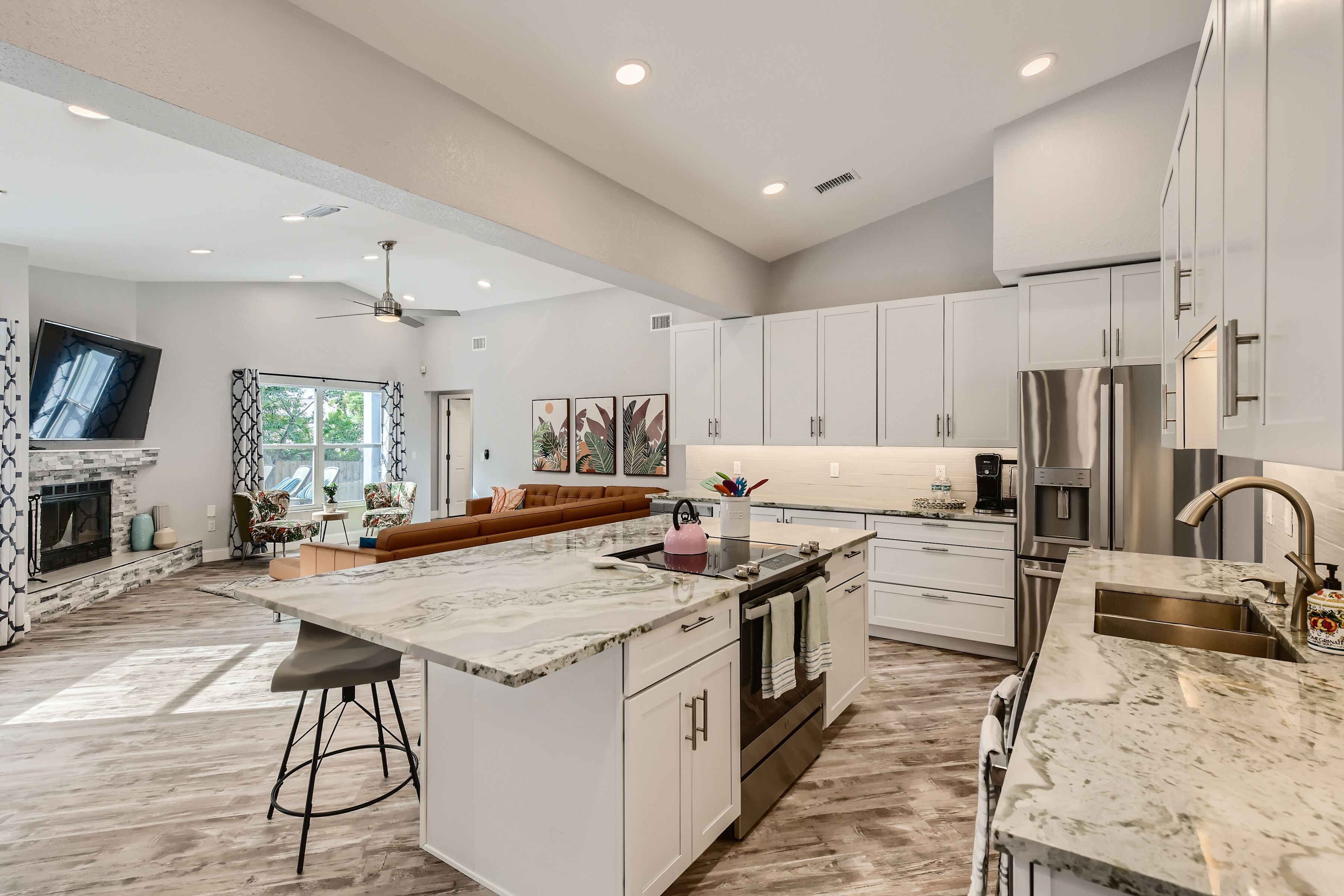 Vibrant Mid-Modern Pool Home. Centrally located near Madeira Beach and DTSP