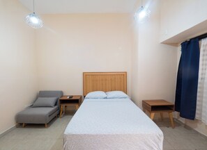 Habitació doble bàsica, no fumadors, frigorífic (Vista Interior) | Cortines opaques, planxa i posts de planxar i wifi gratuïta 