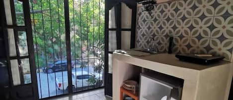 Estudio cama elevada / Vista Remate de montejo | Blackout drapes, iron/ironing board, free WiFi, bed sheets