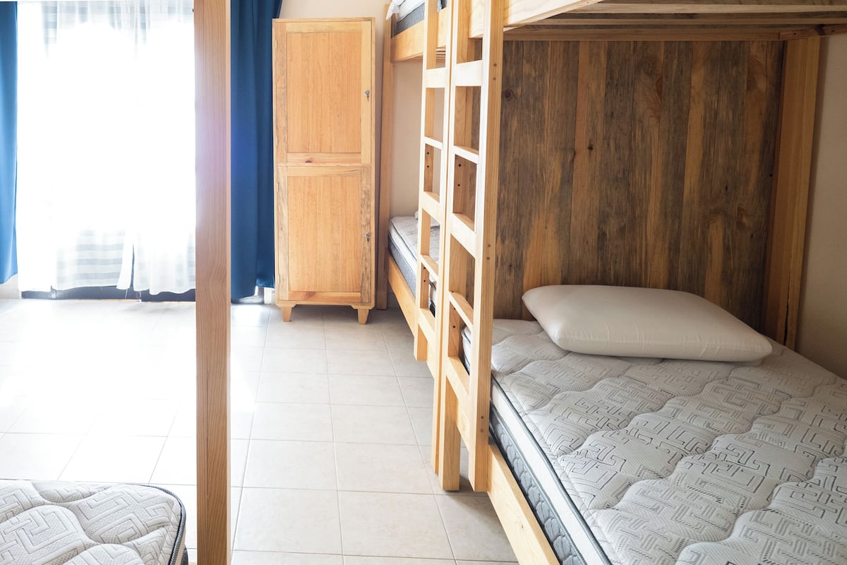 Dormitorio compartido básico (A) | Cortinas blackout, tabla de planchar con plancha y wifi gratis