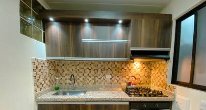 HERMOSO APARTAMENTO CON TERREZA UBICADO EN EL CENTRO DE PEREIRA, PARA 6 PERSONAS