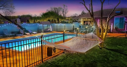 THE GOOD VIBEZ HOUSE! Mini Golf Course,Heated Pool,Hot Tub,Game Room,Angel Wing