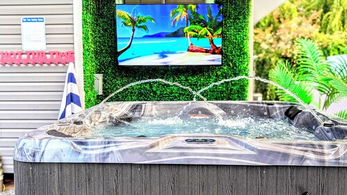 THE GOOD VIBEZ HOUSE! Mini Golf Course,Heated Pool,Hot Tub,Game Room,Angel Wing