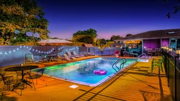 Alberca al aire libre y alberca climatizada