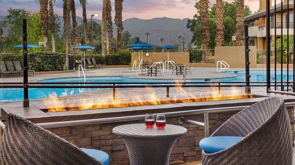 Outdoor pool - Surrounded by Beautiful Grounds, Golf Courses, 5 pools & more for entire family (Palm Desert)