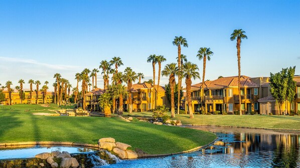 Exterior - Surrounded by Beautiful Grounds, Golf Courses, 5 pools & more for entire family (Palm Desert)