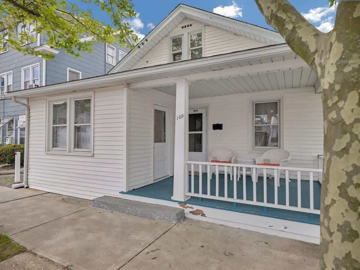 Boardwalk Bungalow | Whole House Downtown OC