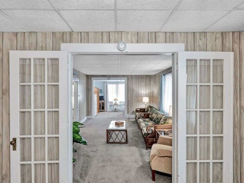 Pet-Friendly Downtown Beach Bungalow