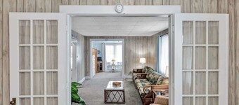 Pet-Friendly Downtown Beach Bungalow