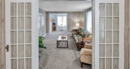 Pet-Friendly Downtown Beach Bungalow