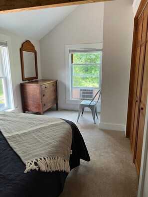 2 bedrooms, desk, iron/ironing board, travel cot