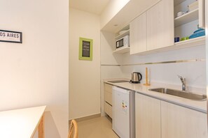 Frigobar, placa de cocina, lavavajillas, tetera/pava eléctrica