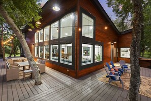 Outdoor dining - LUX Modern "Treehouse" on Private Lake - Gameroom, Kayaks, Bunkhouse, more! (Montgomery)