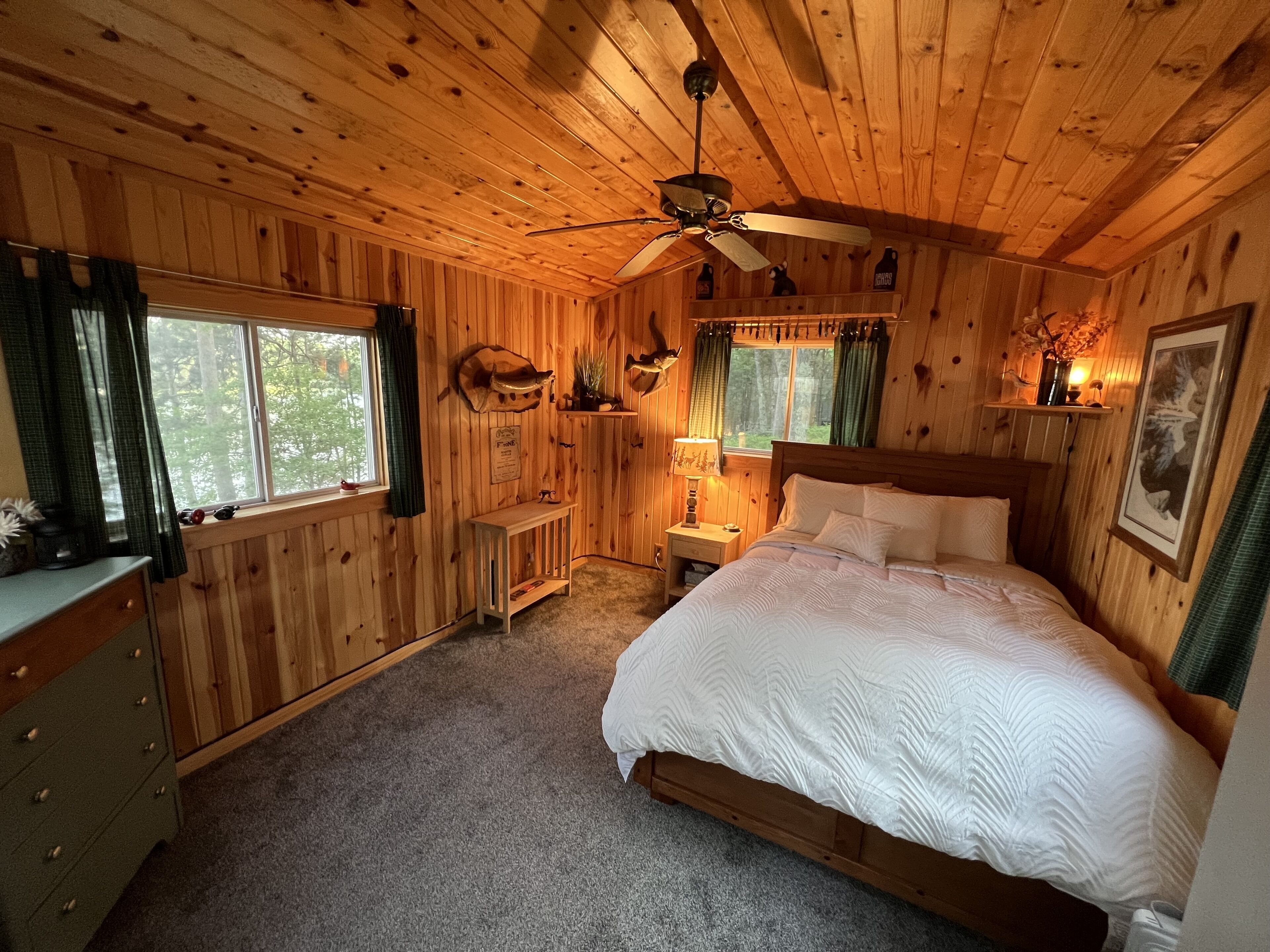 Spacious lakefront cabin on beautiful sand bottom Leader Lake.