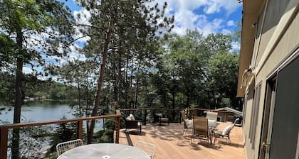 Spacious lakefront cabin on beautiful sand bottom Leader Lake.