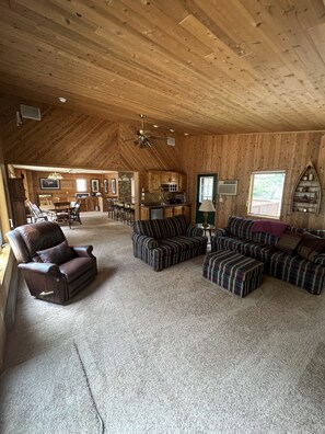 Smart-TV, Kamin, Bücher