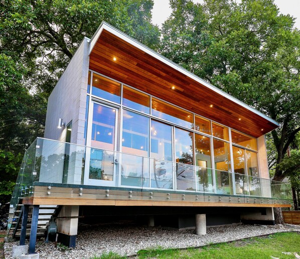 Exterior detail - Downtown - 2 miles away - Grocery/Restaurants - 1 minute away (Austin)