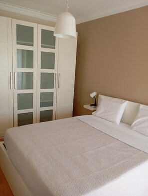 2 多间卧室、办公桌、WiFi、床单