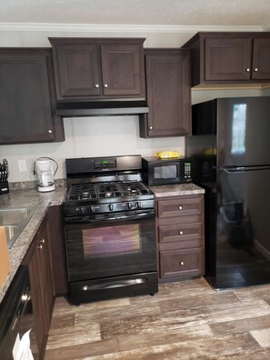 Fridge, microwave, oven, stovetop - new private mobile home (Waltham)