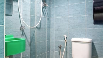 Shower, hydromassage showerhead, free toiletries, hair dryer
