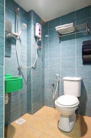 Dutxa, capçal de dutxa d'hidromassatge i articles de tocador gratuïts 