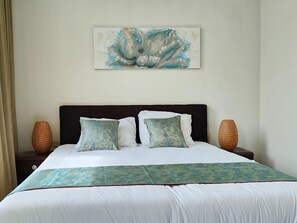 مكتب ومساحة عمل للكمبيوتر المحمول وتجهيزات عازلة للصوت وواي فاي مجانًا