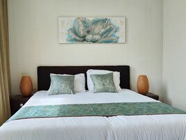 Triple Room | Desk, laptop workspace, soundproofing, free WiFi