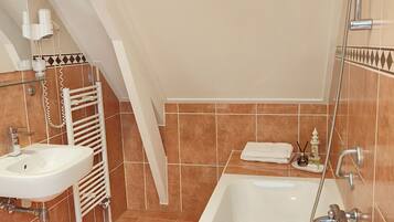 Triple Room | Bathroom | Hair dryer, towels