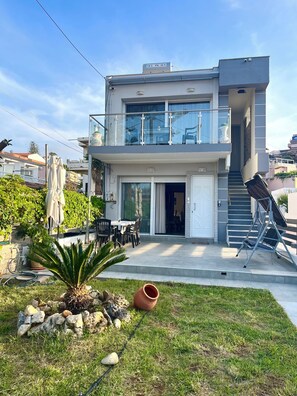 Outdoor dining - Beachfront Pentuouse Villa Agia Marina (Χανιά)