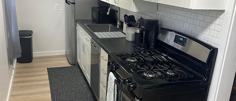 Frigorífico, microondas, horno y placa de cocina