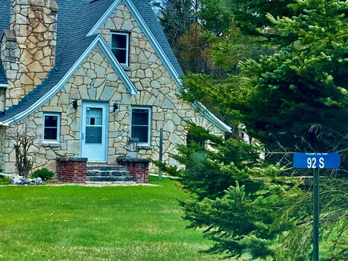 3BR/1.5BA Woodsy Stone Cottage 1 Hr to Pictured Rocks, Hike Trails On-Property