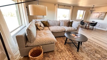 TV connectée, cheminée, livres