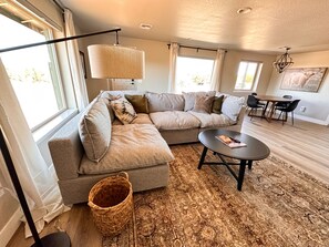 TV connectée, cheminée, livres