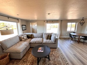 TV connectée, cheminée, livres